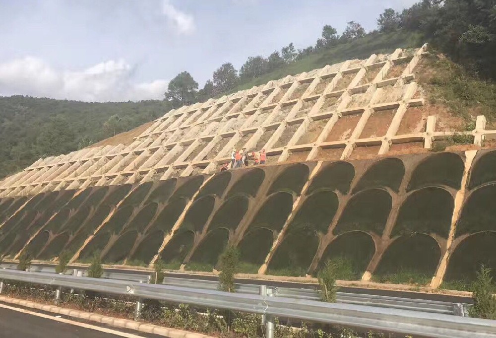 安寧市縣一級(jí)公路縣少段安全設(shè)施及綠化工程